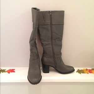 White Mountain Grey Leather Heeled Boot
